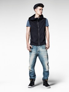 13283003 PRE_PR DLB_M-LOOK-09_0020 Deschamps hooded vest sless - Spades regular deep r t ss - Charlie 3D loose tapered